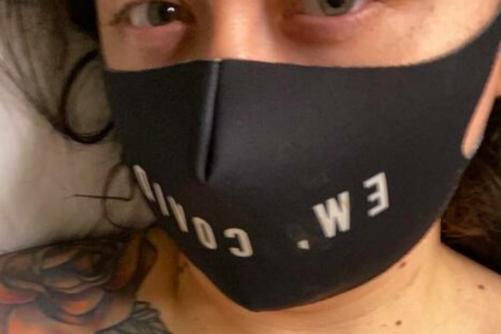 PADA U NESVEST PO 10 PUTA DNEVNO, NE MOŽE DA STOJI DUŽE OD 3 MINUTA: Tvrdi da je alergična na OVO! (FOTO)