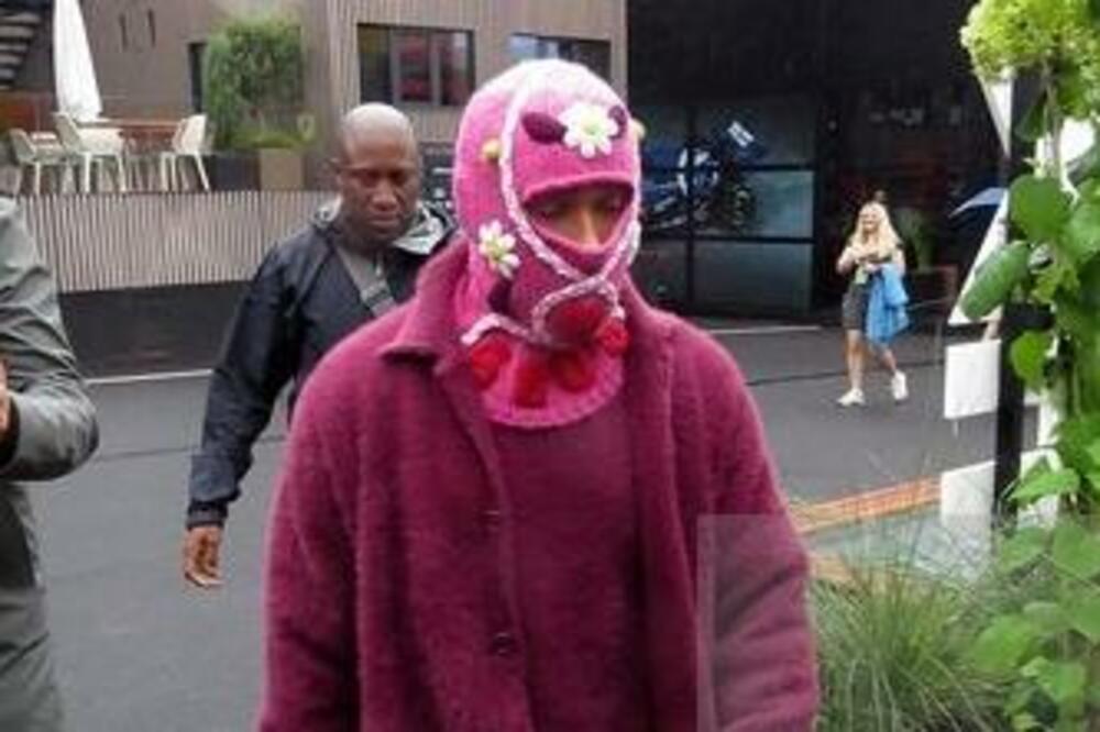 DA LI GA PREPOZNAJETE? Legenda hrabro prošetala ulicom! (FOTO)