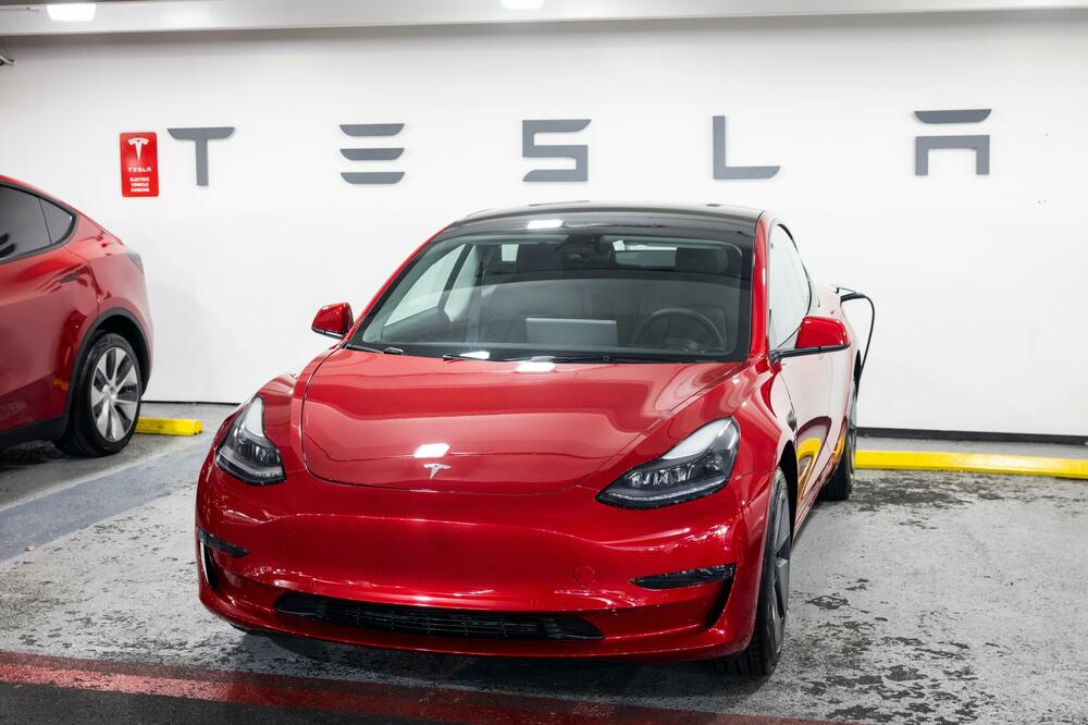 OTKRIVENA ANOMALIJA: "Tesla" povlači više od 320.000 automobila