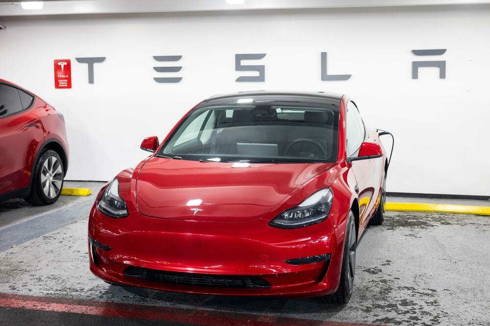 OTKRIVENA ANOMALIJA: "Tesla" povlači više od 320.000 automobila