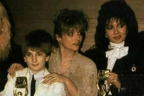 DANAS JE SVETSKA FACA! Prepoznajete li DEČAKA sa fotografije? (FOTO)