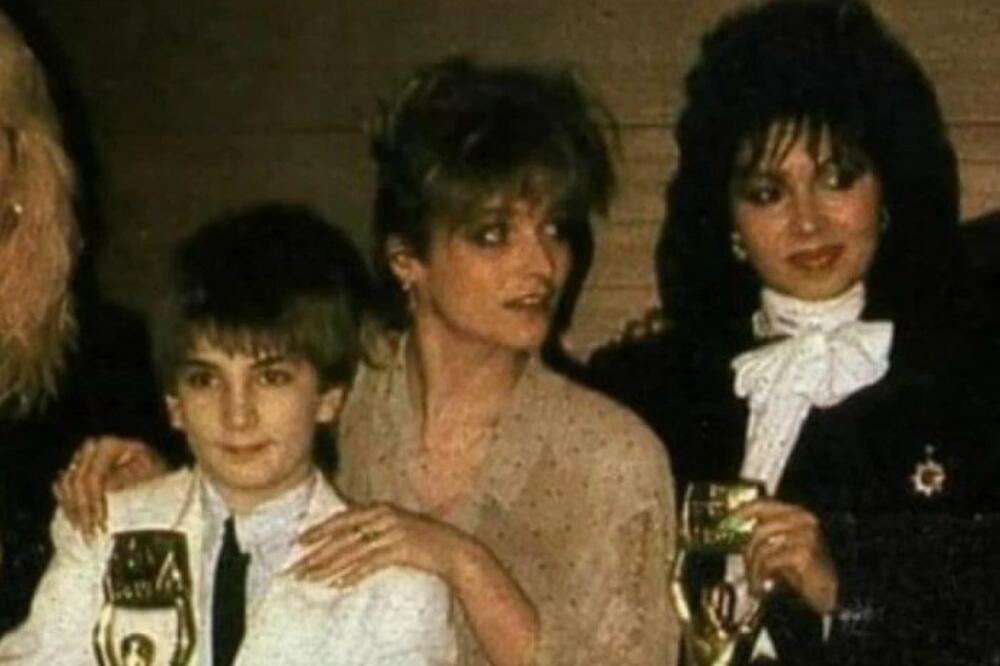 DANAS JE SVETSKA FACA! Prepoznajete li DEČAKA sa fotografije? (FOTO)