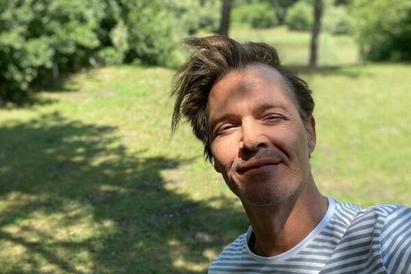 NAKON VESTI DA ĆE MU SUROGAT MAJKA RODITI DETE NAŠ PEVAČ OTVORIO DUŠU: Evo kako je PORODICA reagovala na ovu ODLUKU