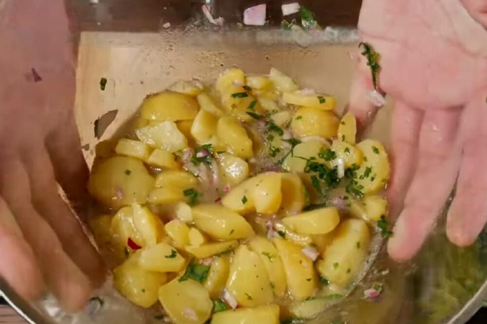 NAPRAVITE JEFTINU AUSTRIJSKU KROMPIR SALATU! Puna je PRELIVA, a uz 2 sastojka pravi se za 5 minuta (RECEPT)