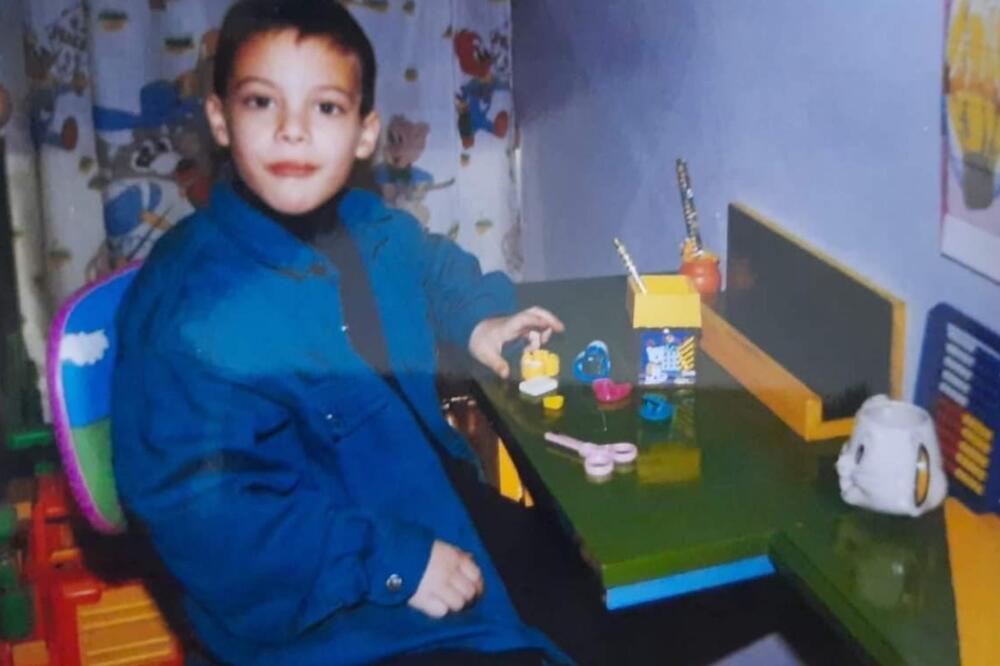 ŠKOLSKE DOGODOVŠTINE! Danas je glumac i žene ga obožavaju: Da li prepoznajete ko je dečak na fotografiji?! (FOTO)