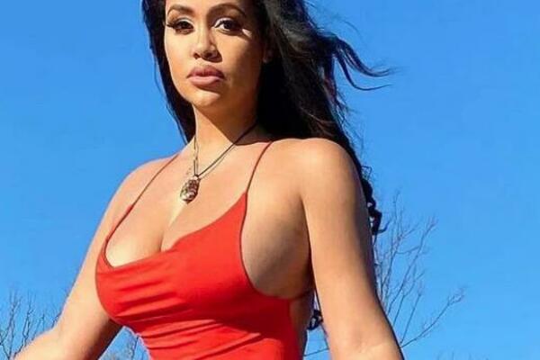 NACIJA BRUJI O NAJVRELIJOJ UČITELJICI U ZEMLJI! Pokazuje STRAŽNJICU I PO na časovima, a tek kolike ima GRUDI (FOTO)