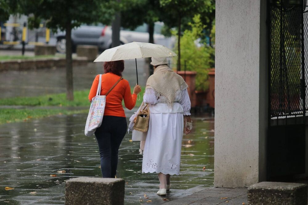 Dve žene sa belim kišobranom 