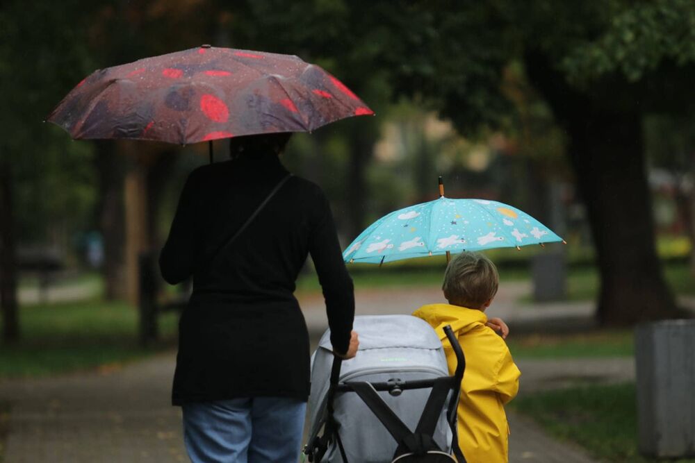 Majka i deca po kiši 