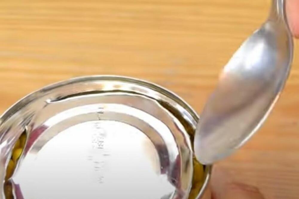 OTVORILA JE KONZERVU TUNJEVINE I NIJE MOGLA DA DOĐE SEBI: Kada je videla šta GMIŽE želudac joj se OKRENUO (VIDEO)