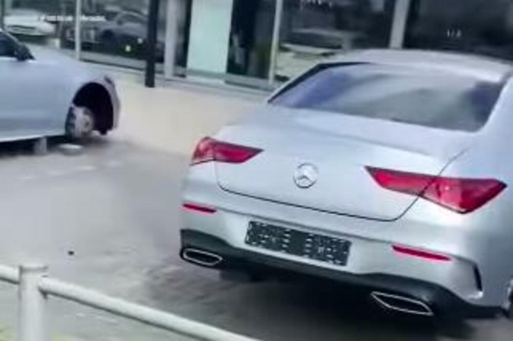 OSTALI SAMO NA CIGLAMA: Šok prizor ispred prodavnice MERCEDESA, lopovi napravili ENORMNU štetu! (VIDEO)