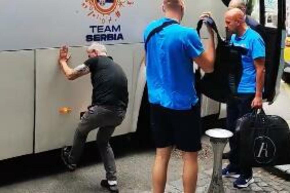 SABOTIRALI KOŠARKAŠE SRBIJE! Pokvaren autobus, gepek ne može da se otvori! (VIDEO)