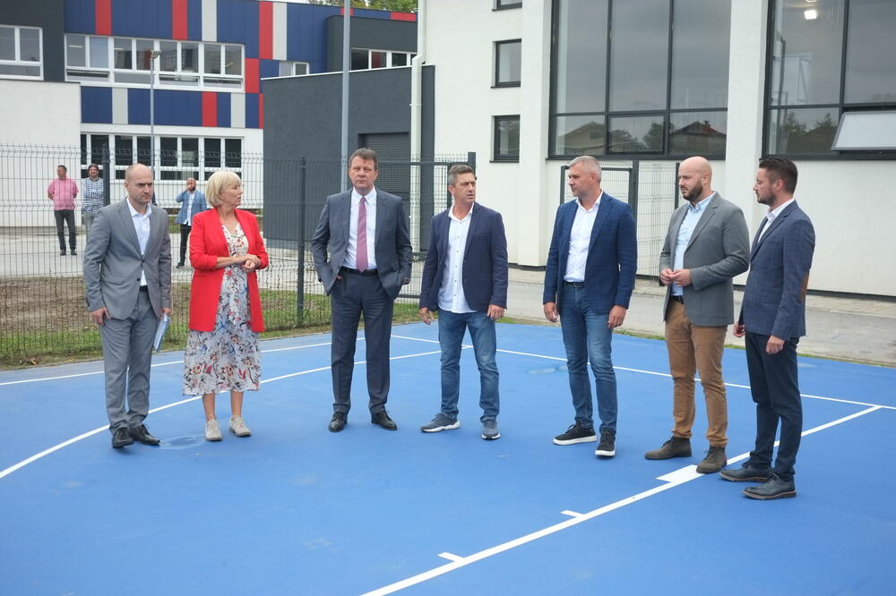 OBNOVLJENA ŠKOLA U ZASAVICI, NOVA SALA ZA ĐAKE U OŠ JOVAN POPOVIĆ: Lepa iznenađenja za početak škole (FOTO)