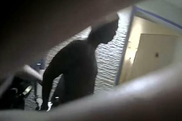 POLICAJAC SMRTNO UPUCAO ČOVEKA DOK JE BIO U KREVETU! Kamere zabeležile UŽAS, gledajte na svoju ODGOVORNOST! (VIDEO)