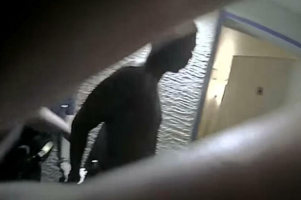 POLICAJAC SMRTNO UPUCAO ČOVEKA DOK JE BIO U KREVETU! Kamere zabeležile UŽAS, gledajte na svoju ODGOVORNOST! (VIDEO)