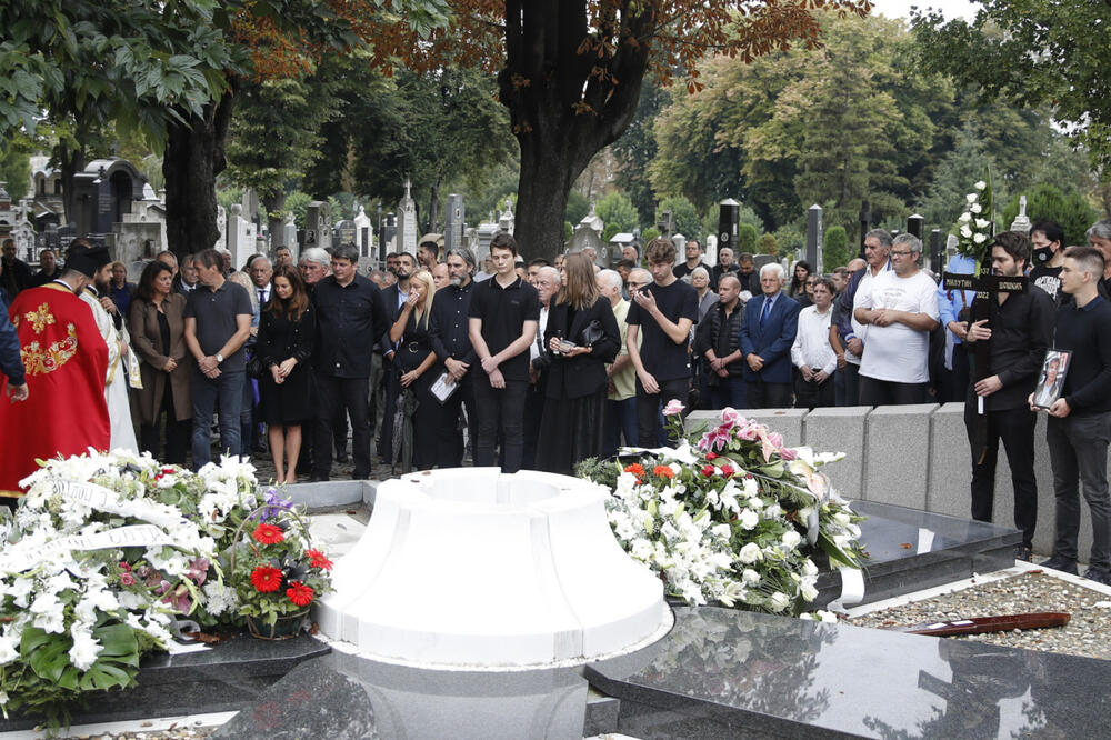 LEGENDA PARTIZANA SAHRANJENA U ALEJI VELIKANA! Milutin Šoškić ispraćen na večni počinak! (FOTO)