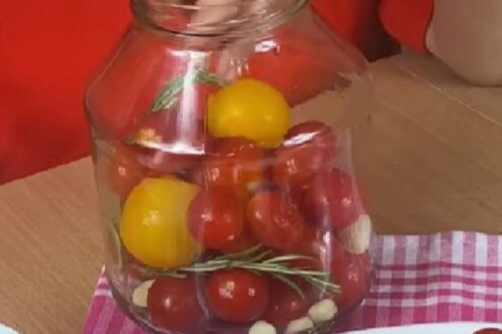 DOMAĆICE U SRBIJI ODUŠEVLJENE OVIM RECEPTOM ZA ZIMNICU: čeri paradajz u TEGLI je pravi hit OVE JESENI