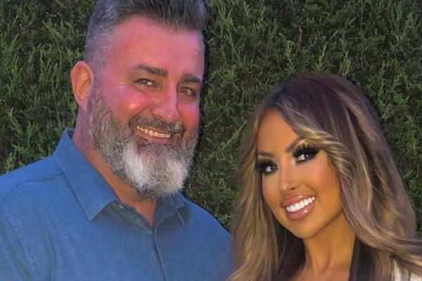 SVI MISLE DA JOJ JE ON DEDA: A onda je u JAVNOST iznela CELU ISTINU, ljudi OSTALI U ŠOKU (FOTO)