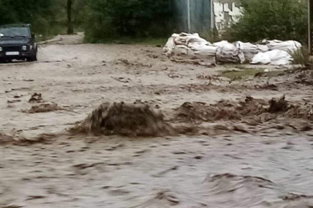 JAKO NEVREME POKRENULO KLIZIŠTE U LJUBOVIJI: Oboreno drveće, službe odmah izašle na teren (FOTO/VIDEO)