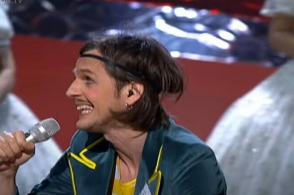 LJUDI GLEDAJU I NE VERUJU ŠTA VIDE! Laka u SKANDALOZNOM IZDANJU i to na JAVNOM MESTU: Da li je MOGUĆE?!