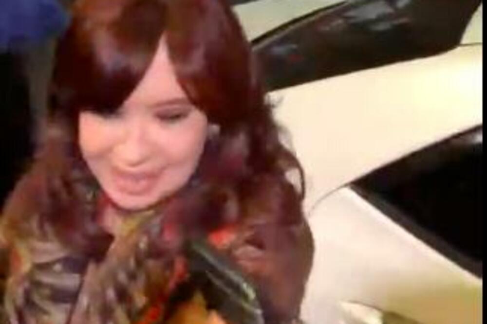 POKUŠAJ ATENTATA NA POTPREDSEDNICU ARGENTINE: Pištolj joj je upren pravo u lice, evo kako je IZBEGLA SMRT!