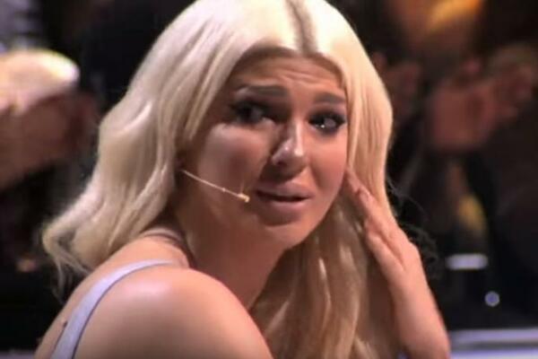 PRIMILA VAKCINU PROTIV KANCERA PLUĆA! Na ovoj slici je već godinu bolesna, KARLEUŠA VAN SEBE! (FOTO)