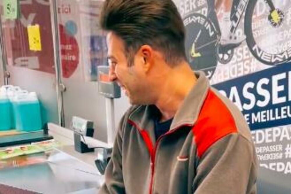 KASIR DOŽIVEO TRANSFER BLAMA! Kupac spustio FUL OPREMU za se*s, jedna stvar ga je FRAPIRALA (VIDEO)