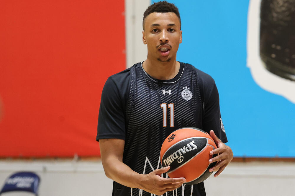 AUSTRALIJANAC SLUČAJNO OTKRIO IZGLED NOVOG DRESA PARTIZANA: Sigurno mu se sviđa, jer ga je odmah slikao! (FOTO)