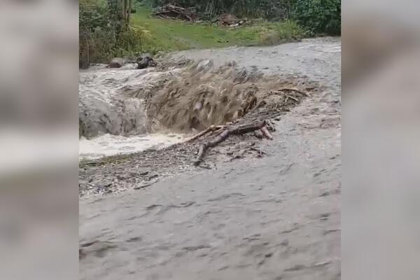 TEŠKA NOĆ IZA MEŠTANA IVANJIČKOG SELA: Kuće odsečene od sveta OPKOLJENA VODOM, a u njima nepokretni ljudi i DECA