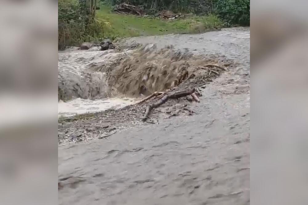 TEŠKA NOĆ IZA MEŠTANA IVANJIČKOG SELA: Kuće odsečene od sveta OPKOLJENA VODOM, a u njima nepokretni ljudi i DECA
