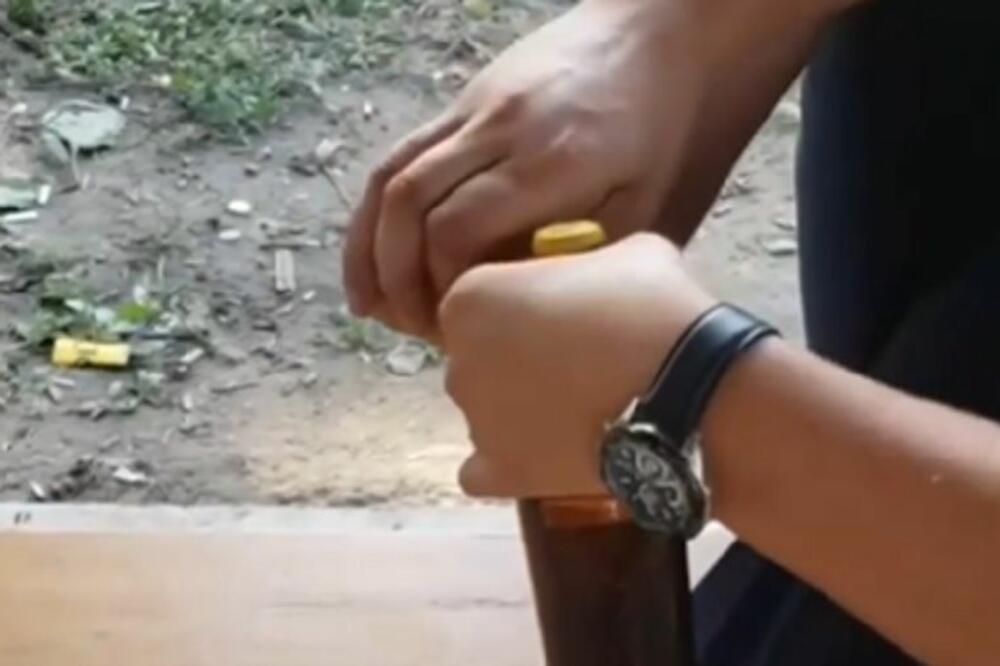 PROFESIONALNI KONOBARI UMEJU DA OTVORE FLAŠU PIVA I SA LISTOM PAPIRA: Ovaj trik će vas ODUŠEVITI