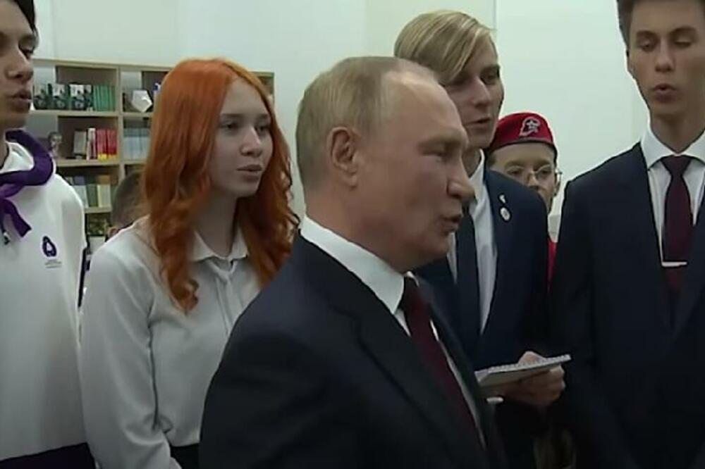 PUTIN ZAPEVAO SA UČENICIMA OSNOVNE ŠKOLE: Slušajte samo kako ruski lider PEVA, ostaćete bez TEKSTA! (VIDEO)