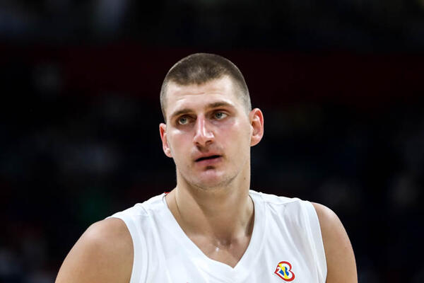 NIKOLA, ŠTA UČINI? Finci prepravljali transparent zbog Jokića - HIT scena o kojoj svi pričaju! (FOTO)