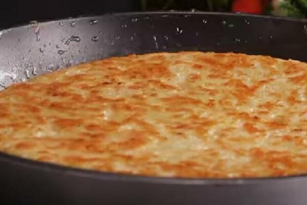 PITA SA KROMPIROM I PILETINOM IZ TIGANJA JE PRAVI SPECIJALITET: Na kraju dodajte OVO i topiće se U USTIMA (RECEPT)