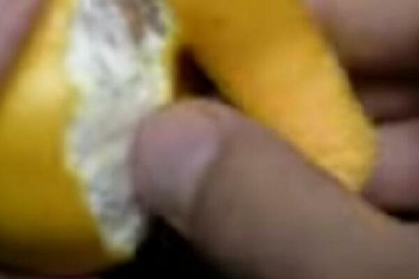 OČISTITE MANDARINU BEZ IMALO MUKE: Genijalan trik ZALUDEO ceo SVET (VIDEO)