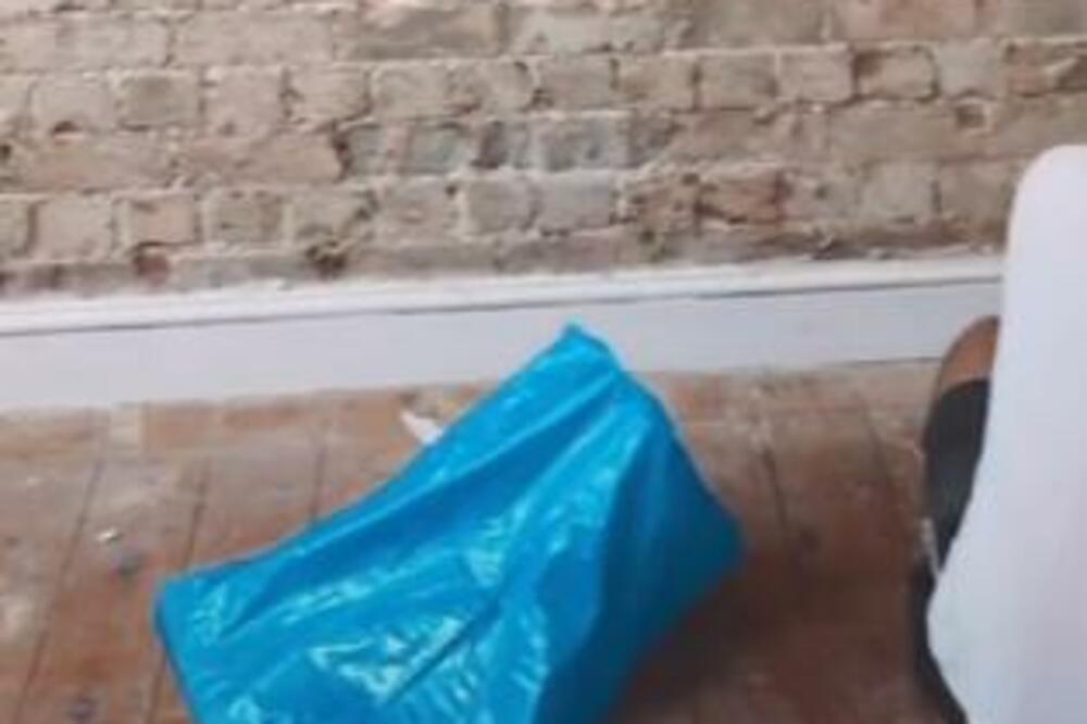 USELILI SE U NOVU KUĆU U KOJOJ KAO DA NEKO ŽIVI: Kada su SRUŠILI 1 ZID desila se SCENA kao iz HOROR FILMA (VIDEO)