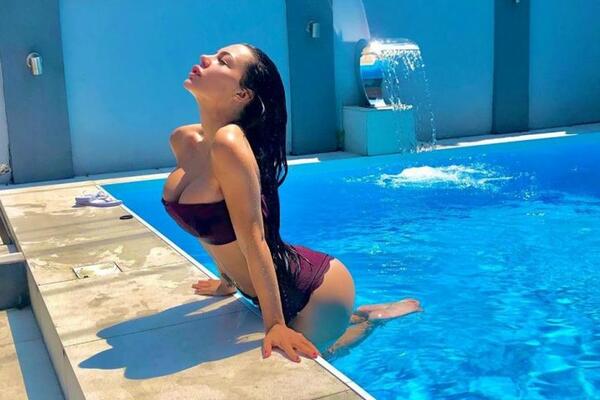 SAMO DRAGAN MOŽE OVO DA DIRA! Važi za NAJZGODNIJU SRPKINJU, a njene MOKRE SILIKONE vidimo u KRUPNOM KADRU