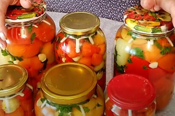 TRADICIONALNI RECEPT ZA BARENE PAPRIKE U ULJU: Napravite ZIMNICU baš onako kako naše BAKE TO RADE