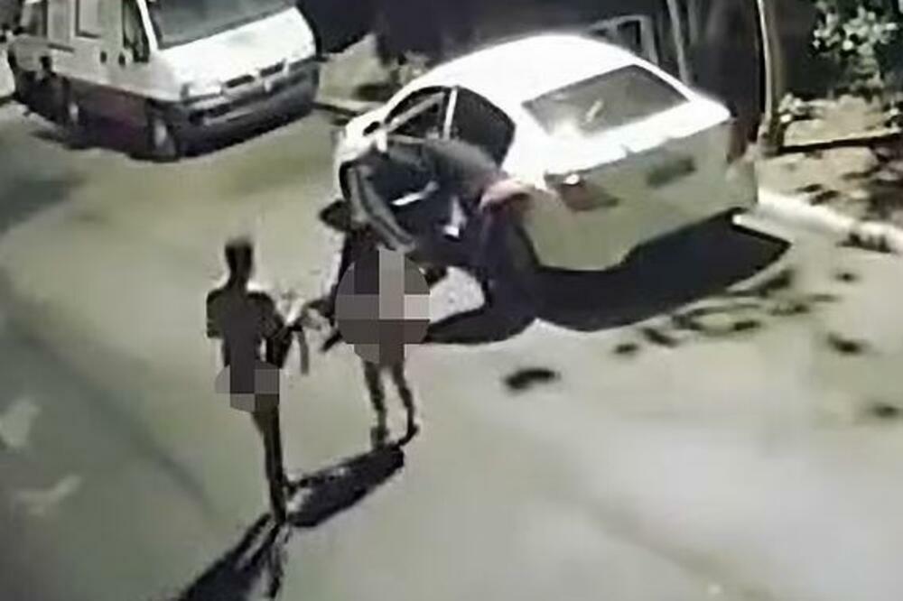 IMALI ŽESTOKU AKCIJU NA ZADNJEM SEDIŠTU, A ONDA SU ULETELI ONI: Šok snimak ISPLIVAO, GLEDAMO I NE VERUJEMO (VIDEO)