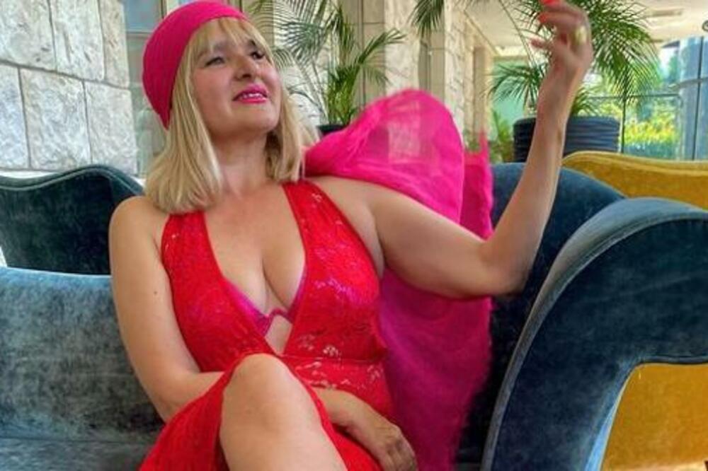 OVA BAKA SA BALKANA NE KRIJE DA JE PERVERZNA: Slika se u ludačkim pozama, od nekih će vas biti SRAMOTA! (FOTO)