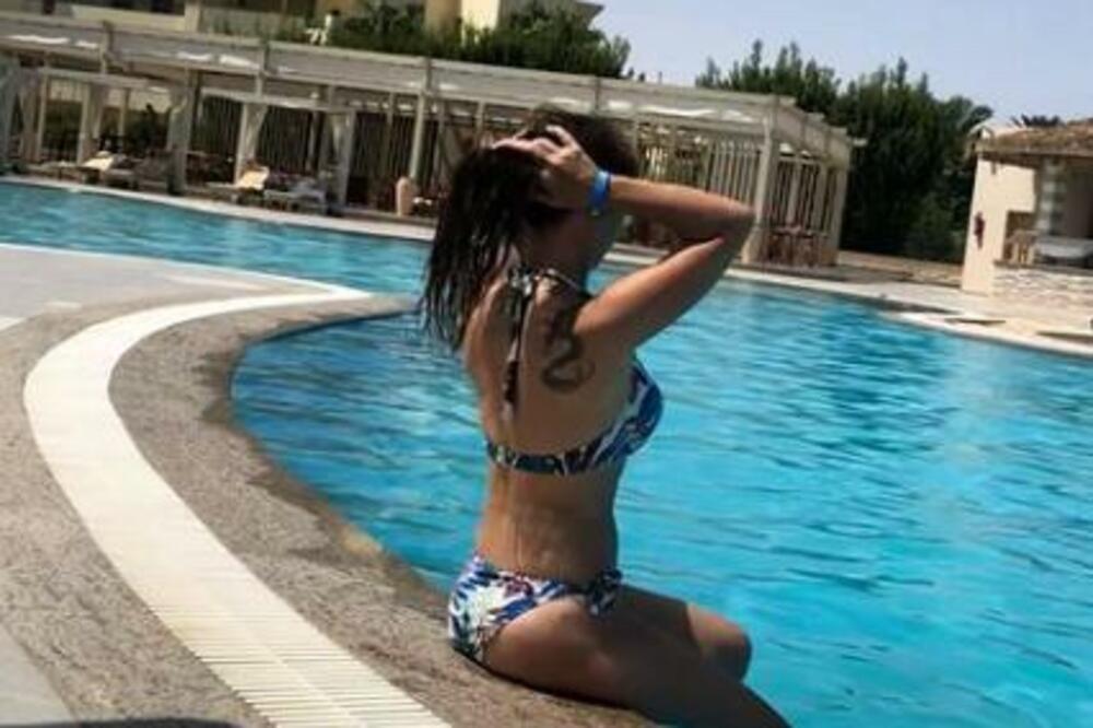 Znamo je ko smernu, a ona u 51. godini rešila da pokaže da ipak nije! Kad se skinula, Srbima maca pojela jezik