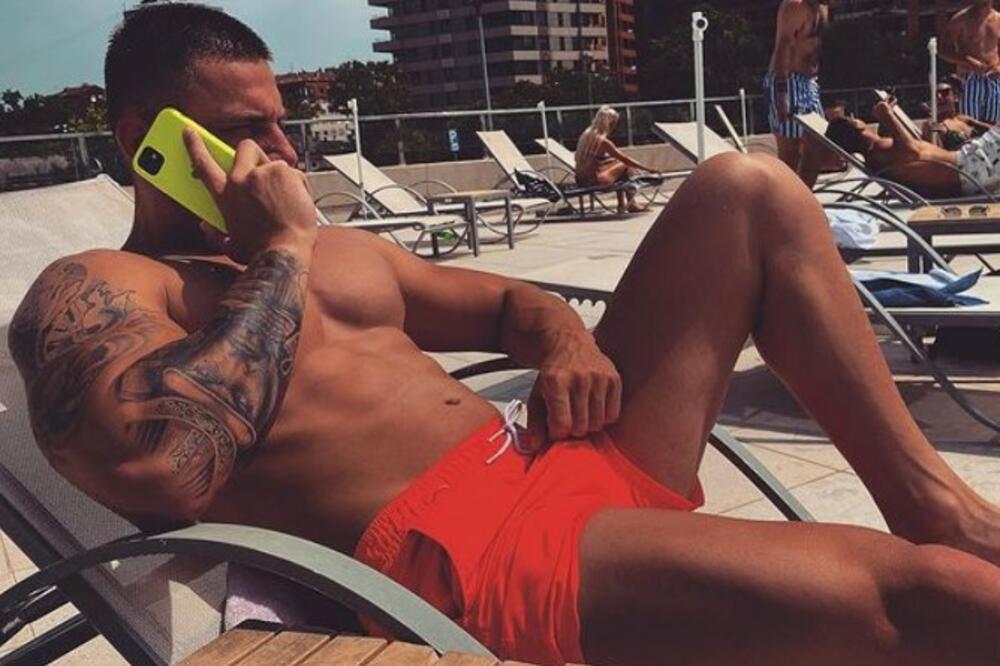 Iznete grozote na Pinku! Tvrdi da ga je rođeni otac prodao za OVU SUMU, pa nastavio da pljuje po njemu