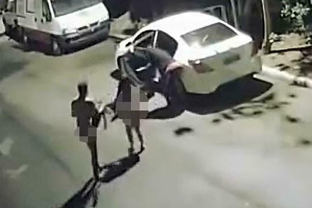 IMALI VRELU AKCIJU U AUTU, PA DOŽIVELI ŠOK! Izbacili ih na ulicu SKROZ GOLE, kamera sve snimila (VIDEO)