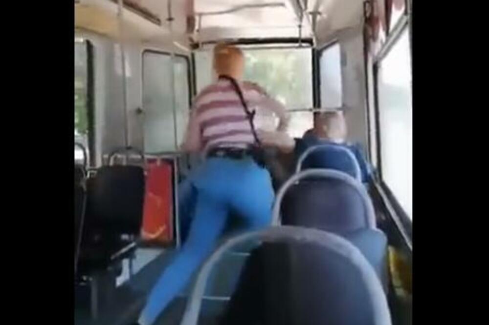 NEVIĐENA MAKLJAŽA U TRAMVAJU: Putnik nasrnuo na kontrolorku pa DOBIO PO NOSU, POŠTENO GA ISTUKLA (VIDEO)