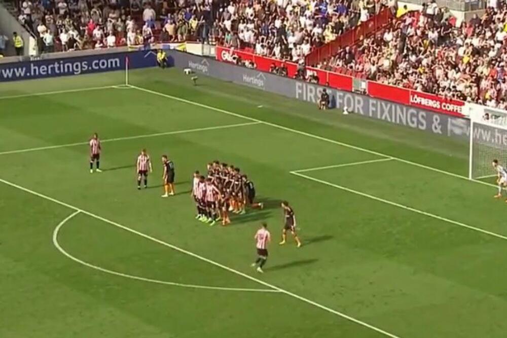 ENGLESKA PREMIJER LIGA I 11 IGRAČA U ŽIVOM ZIDU: "Niko nije verovao, ali Bog jeste" (VIDEO)