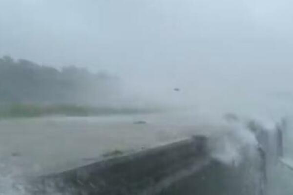 SNAŽNA OLUJA NAPRAVILA HAOS, U TOKU EVAKUACIJE: Tajfun "Hinamnor" pogodio Japan, Kinu, Tajvan, Koreju (VIDEO)