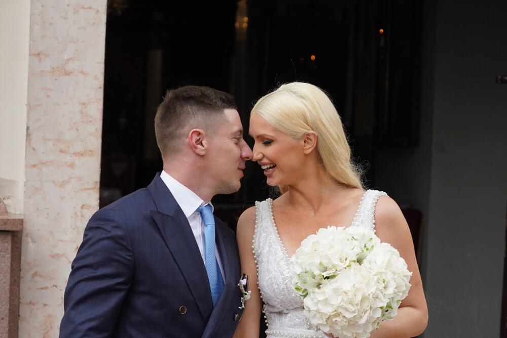 UDAJE SE ANA MIT! Glumica zablistala u ROMANTIČNOJ VENČANICI, a danas će ih PROMENITI čak 3 PUTA! (FOTO)