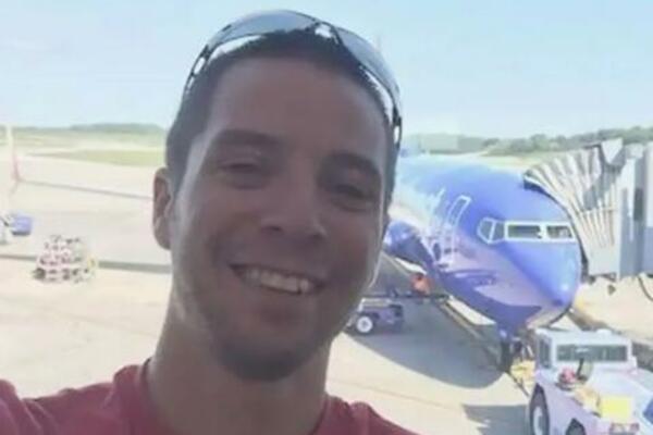 ZBOG OVOG ČOVEKA AMERIKA JE STRAHOVALA JUČE! Pretio da će zakucati avion u Volmart, EVO KAKO SE ZAVRŠILO! (FOTO)