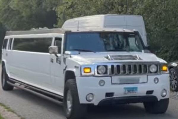 DALILA DOŠLA U LIMUZINI NA SVOJ ROĐENDAN: Sa njom sve BOMBETINA DO BOMBETINE, a svi gledaju u OVOG MUŠKARCA! (FOTO)