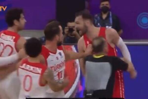 Sukob se sa terena preneo u hodnike pa ESKALIRAO: JEDAN NA NEKOLIKO NJIH! OVAKO JE POČELO (VIDEO)