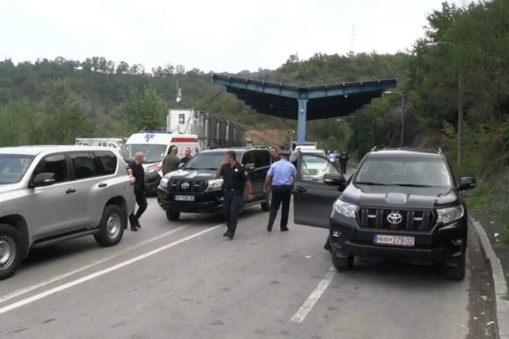 PRESRETNUT AUTOBUS SA SRBIMA U PEĆI: Albanac kolima blokirao put, pretio i postavio kosovsku zastavu